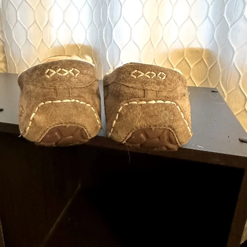 Women’s Ugg Moccasin Size 7 - Picture 4 of 4